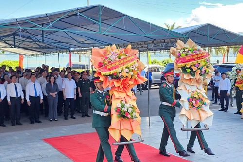 Dâng hoa kỷ niệm 70 năm hoàn thành chuyển quân tập kết ra Bắc