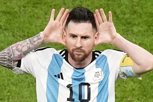 Messi được gọi lên tuyển quốc gia, đối đầu với đội bóng của HLV Argentina tại vòng loại World Cup