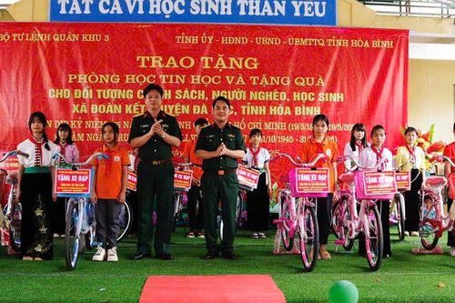 Trao tặng phòng học máy vi tính và quà cho đối tượng chính sách, hộ nghèo, học sinh vùng đặc biệt khó khăn