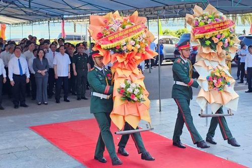 Bình Định tổ chức lễ dâng hoa kỷ niệm 70 năm hoàn thành chuyển quân tập kết ra bắc