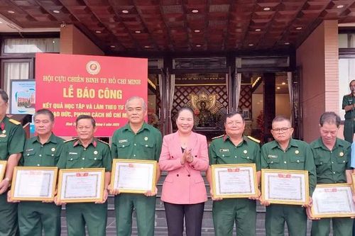 Hội Cựu chiến binh TPHCM báo công, dâng hoa Chủ tịch Hồ Chí Minh