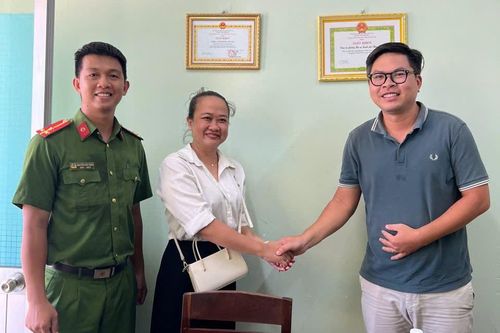Chủ nhà hàng ở Bình Thuận trao trả 1 tỷ đồng do người lạ chuyển nhầm vào tài khoản