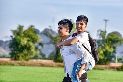 Hành trình tấm bằng giỏi của nam sinh bạn cõng đến trường