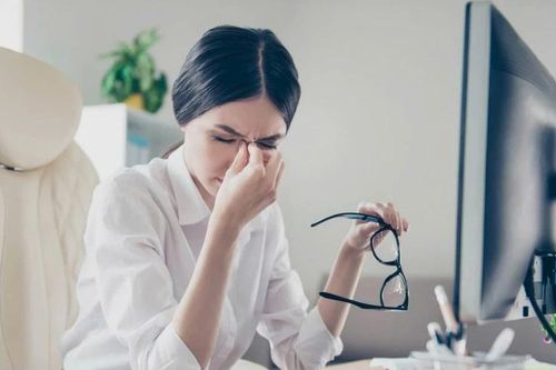 Hội chứng thị giác màn hình ảnh hưởng đến phụ nữ văn phòng