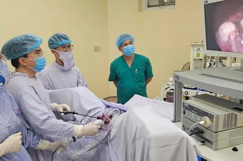 Lần đầu Việt Nam phẫu thuật ung thư phụ khoa không sẹo