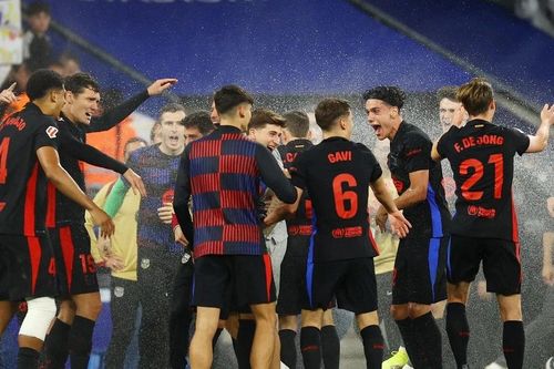 Cổ động viên phá hỏng 'tiệc' mừng chức vô địch sớm La Liga của Barcelona