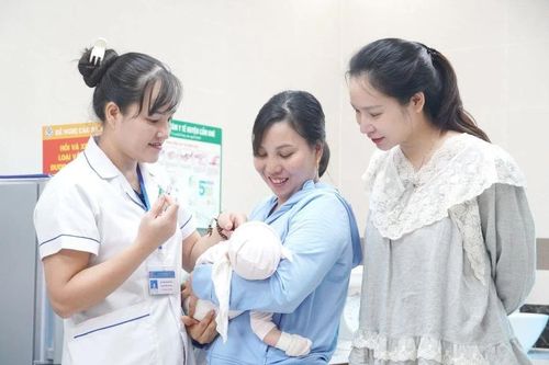 Đổi mới phong cách, hướng tới sự hài lòng của người bệnh ở TTYT huyện Cẩm Khê