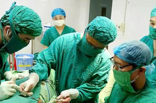 Cành cây dài nằm trong lồng ngực cụ bà 95 tuổi suốt 2 năm