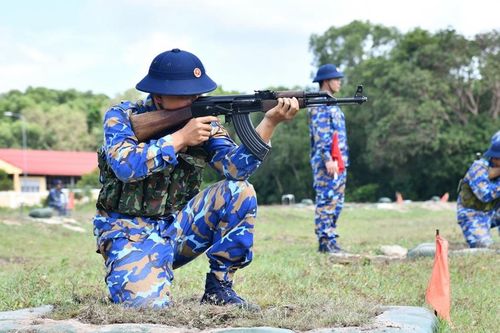 Chiến sĩ mới Bộ Tư lệnh Vùng 5 Hải quân thực hành '3 tiếng nổ'