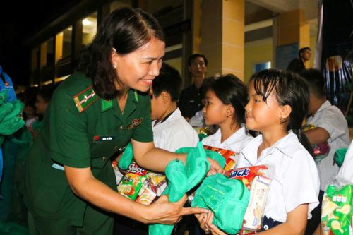 Thắp lên ngọn lửa tình người nơi tuyến đầu
