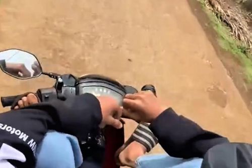 2 thanh niên đi xe máy bằng chân, đăng lên mạng xã hội khoe chiến tích cho vui