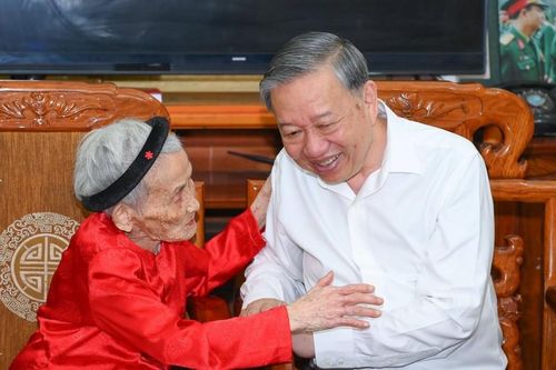Tổng Bí thư Tô Lâm thăm, tặng quà Mẹ Việt Nam Anh hùng Lê Thị Sáu
