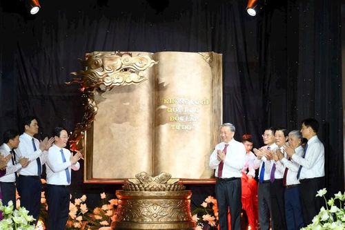 Tổng Bí thư Tô Lâm trao tặng tác phẩm điêu khắc 'Việt Nam - những trang sử vàng'