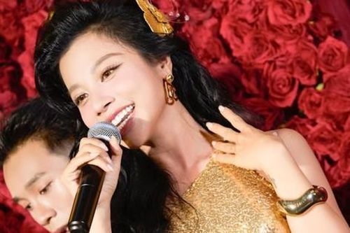 Cô gái 'vừa ăn vừa hát' gây sốt 10 năm trước giờ ra sao?