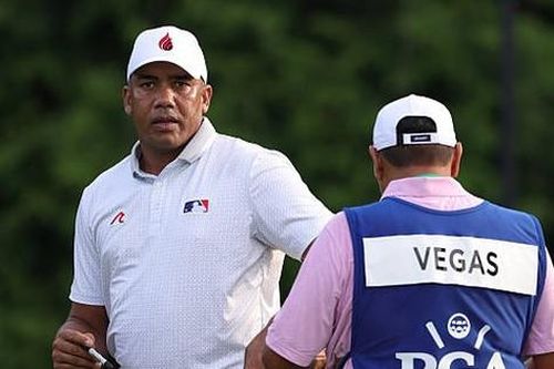 Từ cậu bé chơi golf bằng đá và cán chổi, Jhonattan Vegas giờ đang dẫn đầu PGA Championship