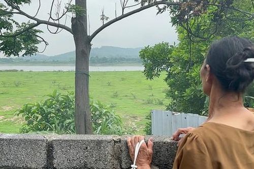 Người dân xua đuổi tàu khai thác cát để bảo vệ bãi bồi
