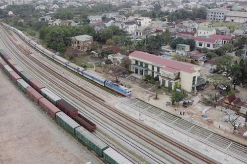 Sáp nhập Quảng Bình, Quảng Trị: Cán bộ đi làm bằng tàu hỏa hằng ngày