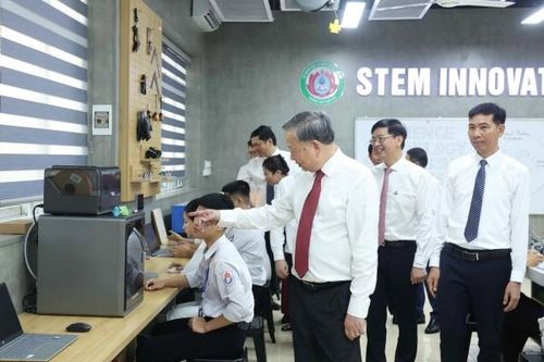Tổng Bí thư Tô Lâm trao tặng phòng học STEM cho Trường THPT Kim Liên, Nghệ An