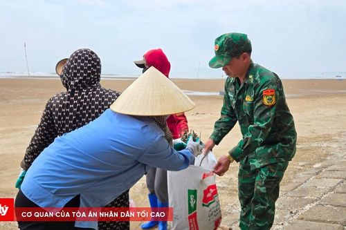 Người dân và chiến sĩ biên phòng chung tay làm sạch bờ biển