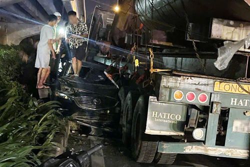 Ô tô con biến dạng sau cú va chạm với xe đầu kéo ở Hà Nội