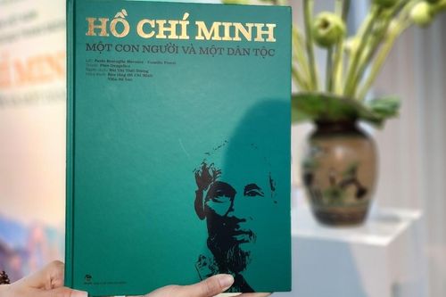 Hình ảnh Chủ tịch Hồ Chí Minh qua trang sách