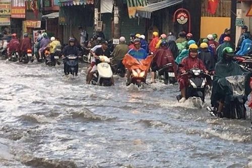 Hầm chui, đường cửa ngõ TP Thủ Đức ngập lênh láng sau mưa