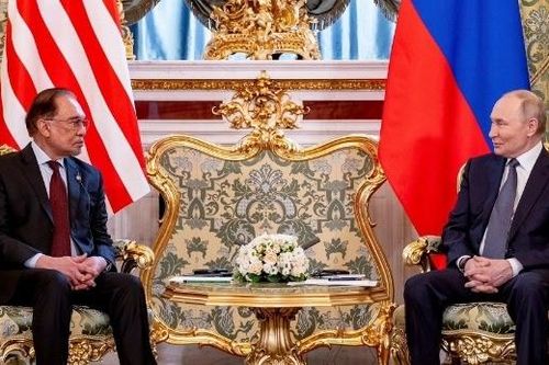 Tổng thống Putin gây 'sốt' vì màn đố vui cùng Thủ tướng Malaysia