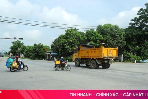 Đèn tín hiệu giao thông bị hỏng, người dân 'nín thở' khi đi qua ngã tư