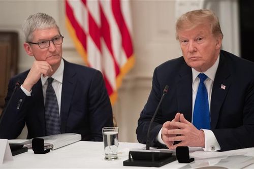 Tổng thống Trump chỉ trích mẽ CEO Tim Cook của Apple về kế hoạch sản xuất Iphone