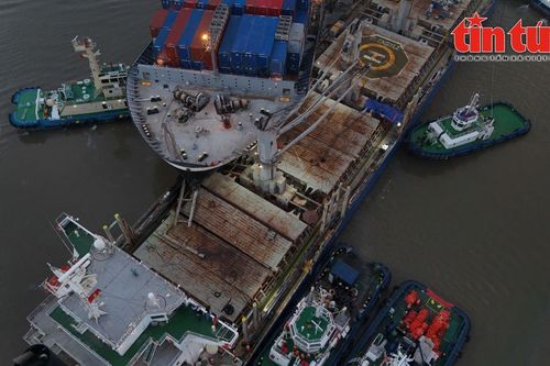 TP Hồ Chí Minh: Tách thành công hai tàu hàng va chạm trên sông Lòng Tàu