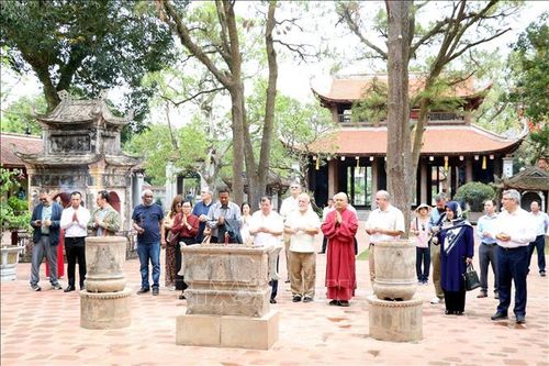 Đoàn đại biểu đại sứ, trưởng đại diện các tổ chức quốc tế tại Việt Nam thăm di tích Côn Sơn - Kiếp Bạc