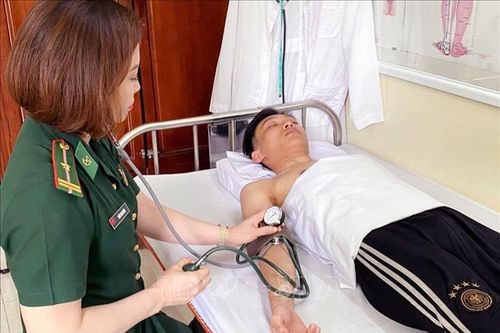 Kịp thời cứu một nam thanh niên trôi dạt trên biển