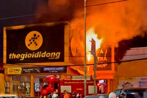 TP Hồ Chí Minh: Cháy cửa hàng thế giới di động