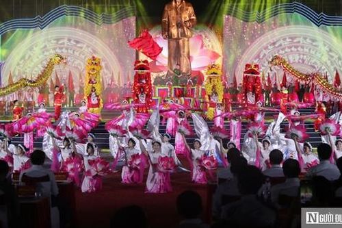 Hàng ngàn người dân xúc động trước chương trình nghệ thuật 'Tượng đài trong muôn triệu trái tim'