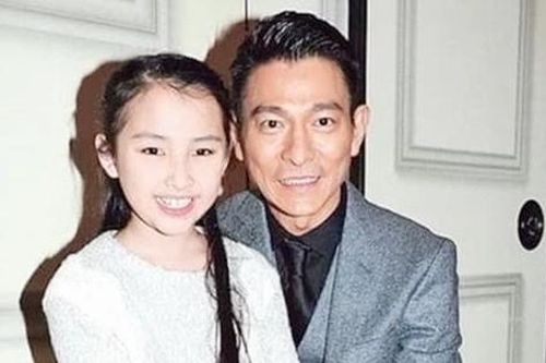 'Ái nữ đắt giá nhất showbiz', hưởng cuộc sống xa hoa từ thuở mới lọt lòng