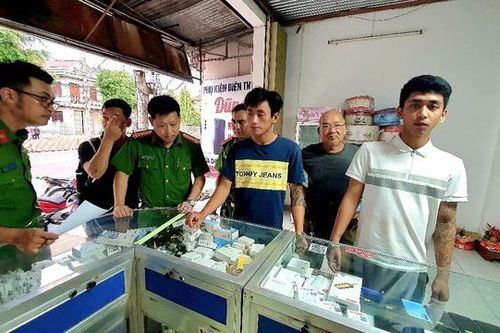 Bắt nhanh 2 đối tượng khống chế người dân cướp tài sản