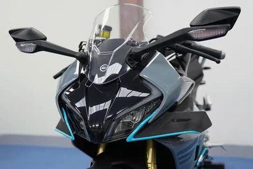 Xe côn tay 449,5cc, phanh ABS 2 kênh, giá 145 triệu tại Việt Nam, so kè cùng Honda CBR500R