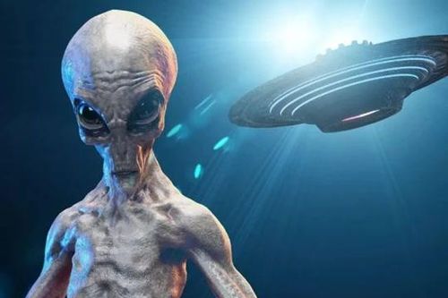Siêu mẫu tiết lộ khoảnh khắc rợn người khi chứng kiến UFO 'ẩn mình dưới biển' tại Hy Lạp
