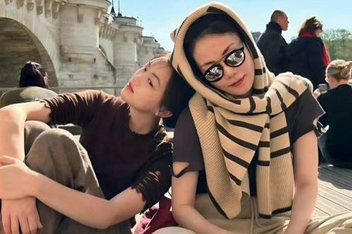 Con gái 'thiên hậu' Vương Phi lộ diện hậu phẫu thuật hở hàm ếch