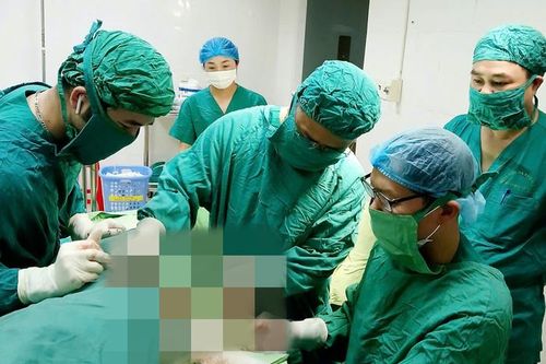 Vật thể lạ dài hơn 20cm 'trú ngụ' trong lồng ngực cụ bà 95 tuổi ở Hà Tĩnh