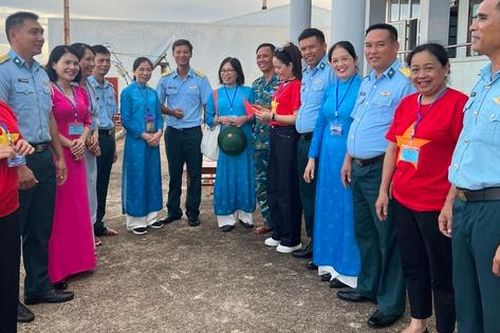 Đoàn công tác Hội LHPN Việt Nam thăm quân, dân huyện đảo Trường Sa