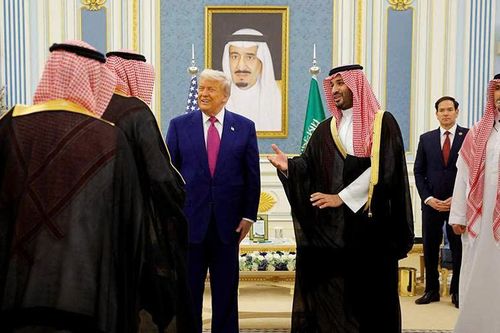 Sau hơn 100 ngày chật vật, Tổng thống Donald Trump 'dội vốn' về Mỹ từ Vùng Vịnh