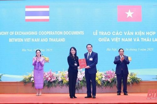 Chủ tịch UBND tỉnh Đỗ Minh Tuấn trao quyết định chấp thuận đầu tư cho Tập đoàn WHA - Thái Lan