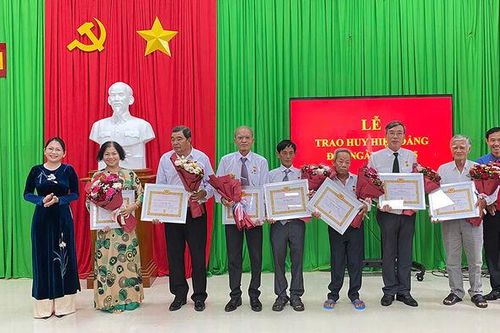 Thị ủy Tịnh Biên trao Huy hiệu Đảng đợt 19/5