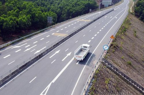 Mở gói thầu xây lắp hơn 2.700 tỷ đồng đoạn cao tốc La Sơn - Hòa Liên
