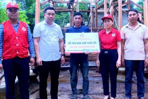 Trao hơn 100 suất quà tặng hộ nghèo, trẻ em hoàn cảnh khó khăn
