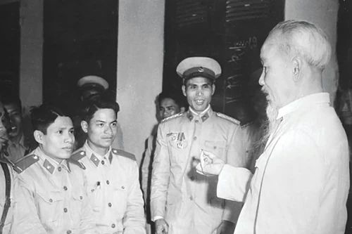 Bác Hồ với Công an nhân dân Việt Nam
