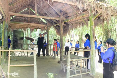 90 sinh viên tham gia hành trình Theo bước chân những người anh hùng