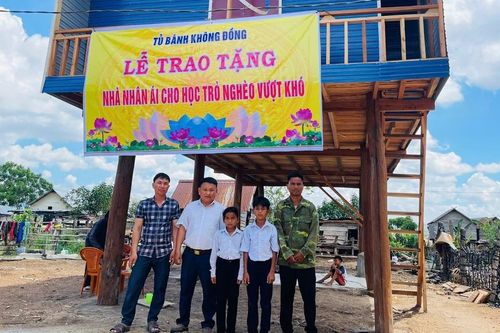 Tủ bánh mì 0 đồng tặng nhà nhân ái cho học trò nghèo xã Pờ Tó