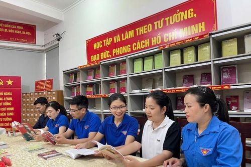 Thư viện tỉnh: Trưng bày sách, báo nhân kỷ niệm 135 năm Ngày sinh Chủ tịch Hồ Chí Minh